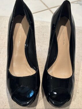 Via Spiga Black Patent Peep-Toe Pumps 6M